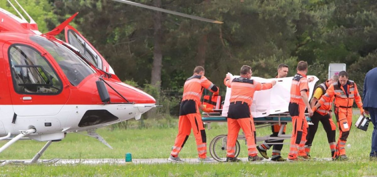 Οι τραυματιοφορείς μεταφέρουν στο νοσοκομείο τον Ρόμπερτ Φίτσο μετά την απόπειρα κατά της ζωής του.