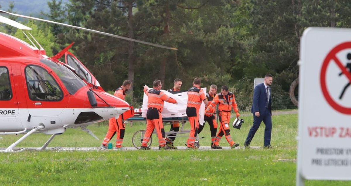 Οι τραυματιοφορείς μεταφέρουν στο νοσοκομείο τον Ρόμπερτ Φίτσο μετά την απόπειρα κατά της ζωής του.