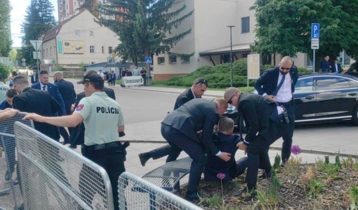 Ο Ρόμπερτ Φίτσο δευτερόλεπτα αφού δέχθηκε την επίθεση έπεσε τραυματισμένος στο έδαφος. Στην εικόνα φαίνονται οι άνδρες της ασφάλειας του Σλοβάκου πρωθυπουργού να τον σηκώνουν από το έδαφος.