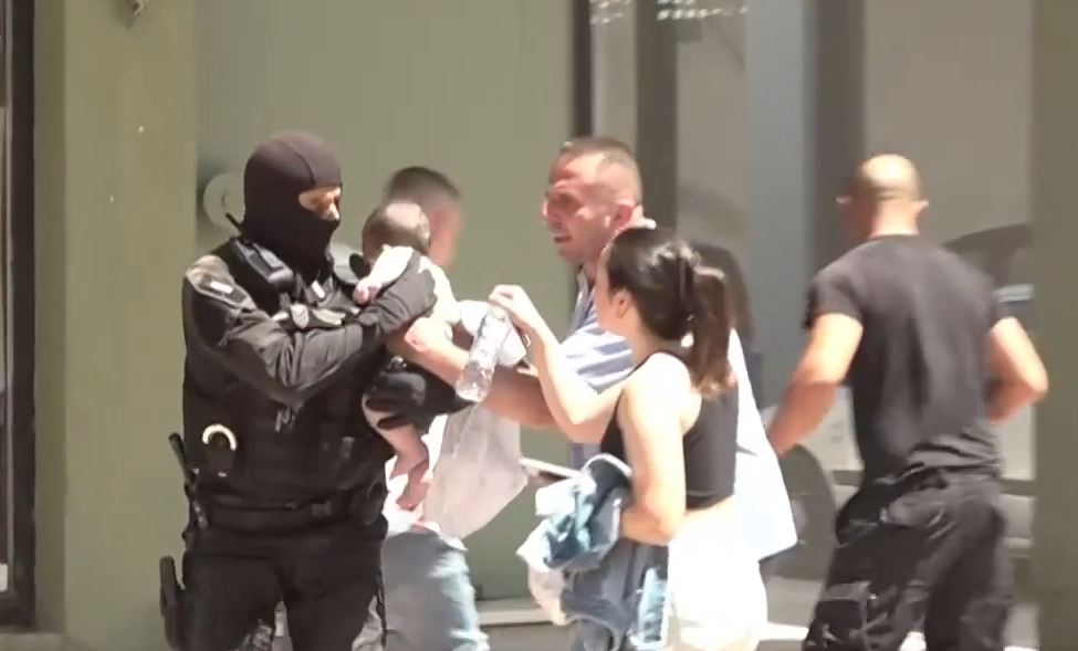 Αρτέμιδα: Βρέφος και παιδιά κινδύνευσαν από φωτιά σε πολυκατοικία – Η δραματική επιχείρηση απεγκλωβισμού – ΒΙΝΤΕΟ