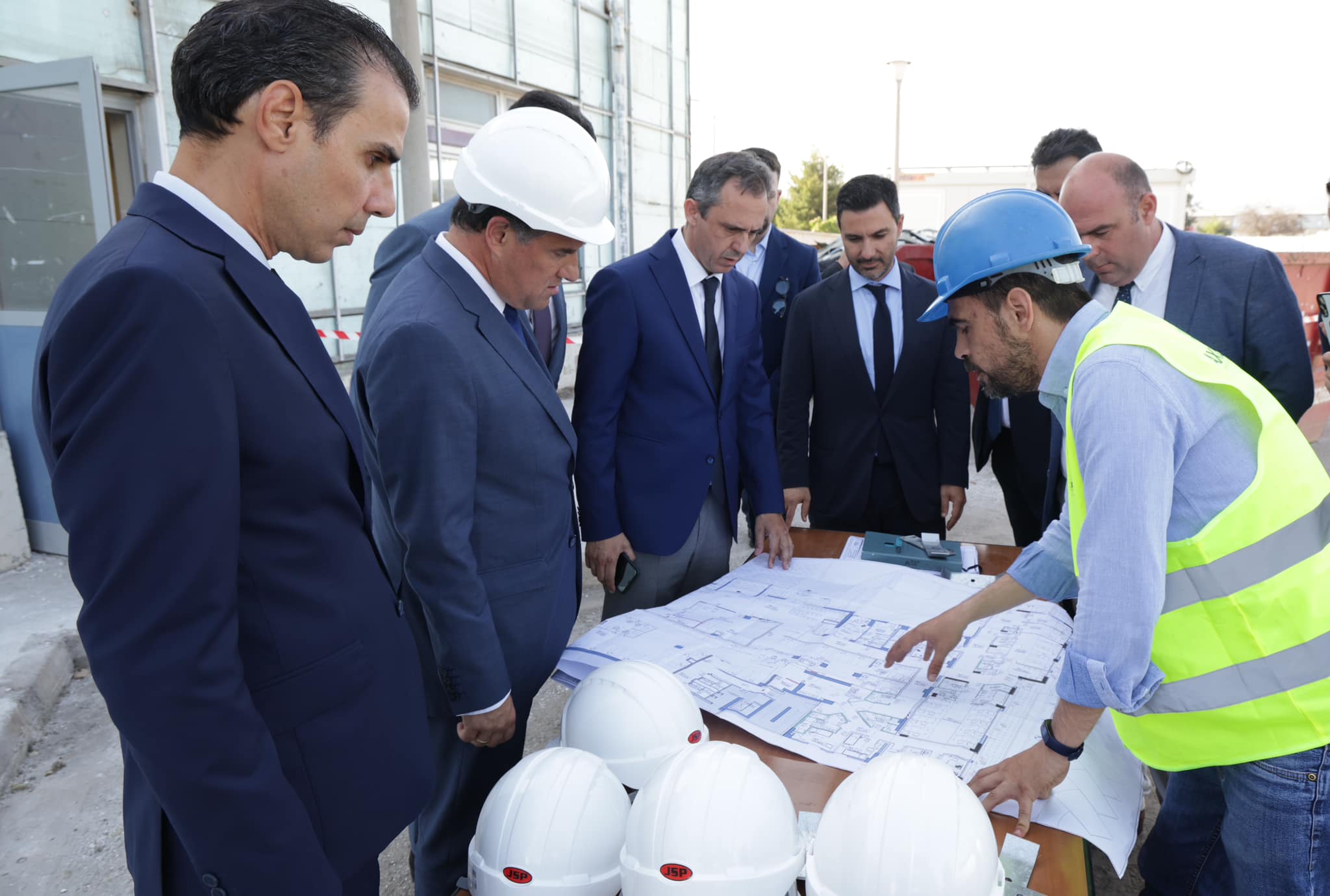 Θριάσιο: Λεκτική αντιπαράθεση ανάμεσα στον Άδωνι Γεωργιάδη και σε συνδικαλιστές – Τους ανέβασε στο βήμα της εκδήλωσης