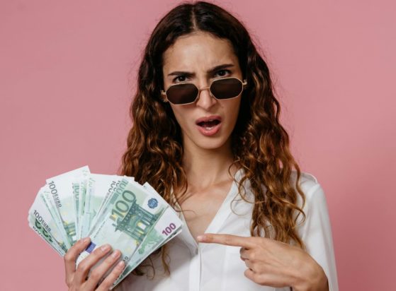 γυναίκα χρήματα