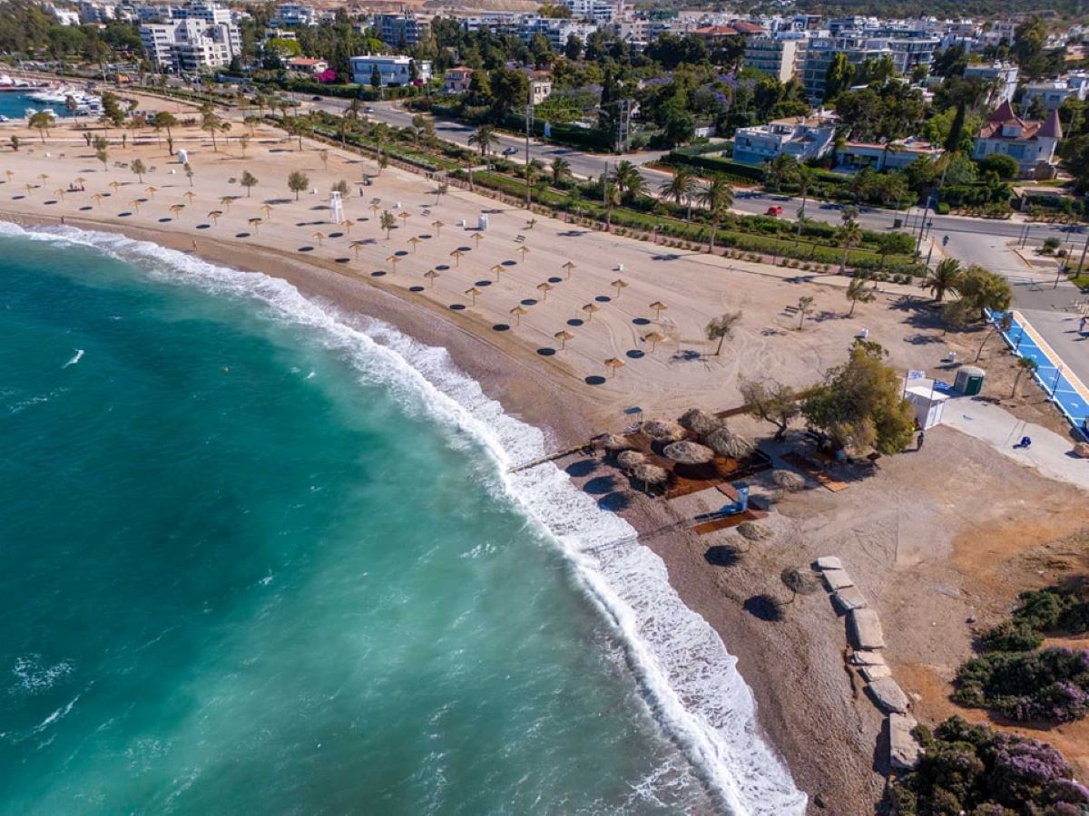 Εθνική στρατηγική για τα ΑμεΑ: Οι 225 παραλίες με ειδική μπάρα για πρόσβαση στη θάλασσα και η αναφορά Μητσοτάκη στο παράδειγμα της Γλυφάδας