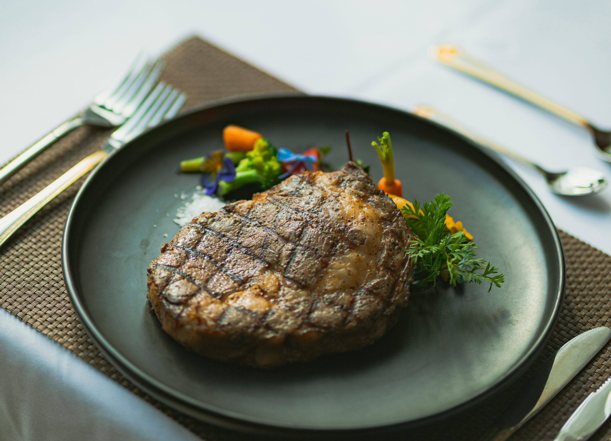 Συνταγή για μπιφτέκια με βασιλικό και φέτα