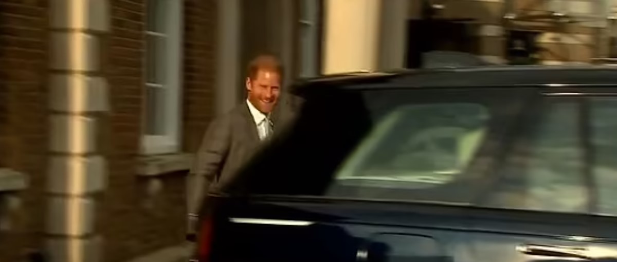 Ο πρίγκιπας Χάρι στην σημερινή εμφάνιση του στην Βρετανία. Οι δημοσιογράφοι τον ρώτησαν εάν χαίρεται που επέστρεψε στην πατρίδα του