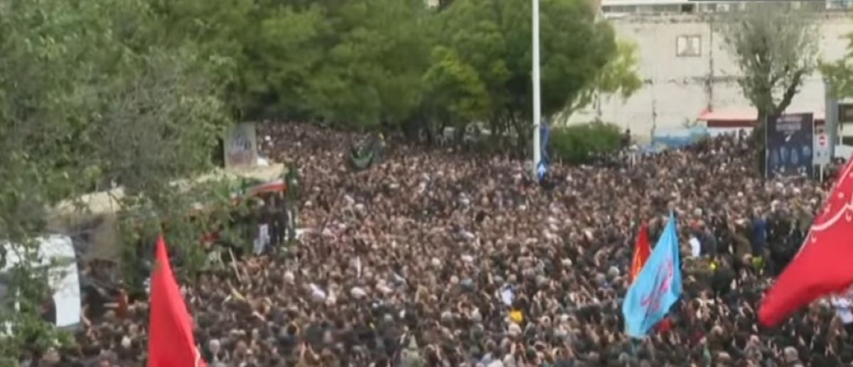 Τα πλήθη που συγκεντρώθηκαν στην Ταμπρίζ για να αποχαιρετήσουν τον Εμπραχίμ Ραϊσί.