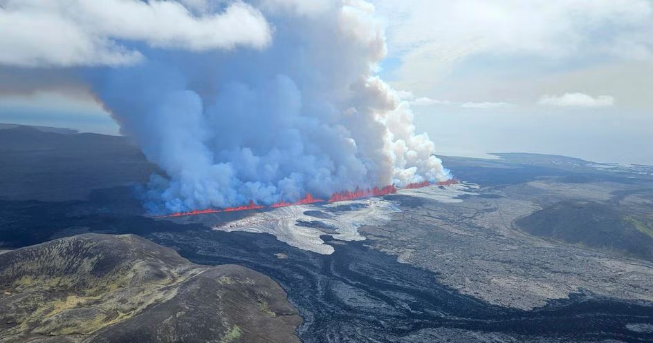 Ισλανδία: Εντυπωσιακές εικόνες από την έκρηξη του ηφαιστείου – Εκτοξεύει λάβα και εκλύει καπνό για δεύτερη ημέρα