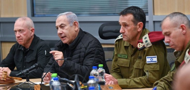 O Ισραηλινός πρωθυπουργός, Μπενιαμίν Νετανιάχου, ο υπουργός Άμυνας, Γιοάβ Γκάλαντ και ο αρχηγός του Γενικού Επιτελείου των Ενόπλων Δυνάμεων του Ισραήλ, Χέρτζι Χαλεβί