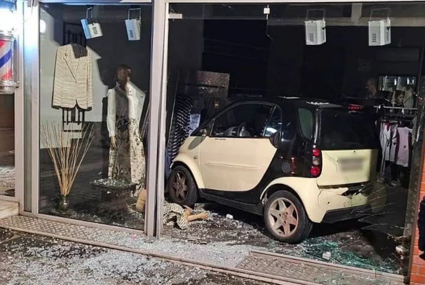 Ιωάννινα: Τρελή πορεία αυτοκινήτου – Ο οδηγός έχασε τον έλεγχο και «καρφώθηκε» σε τζαμαρία καταστήματος