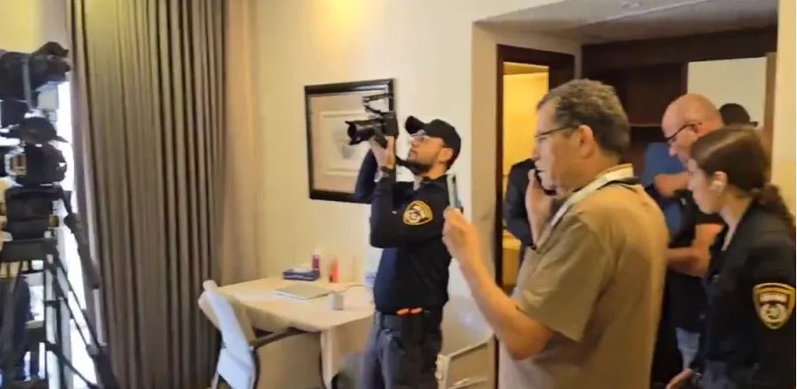 Ισραήλ: Η στιγμή που η αστυνομία κάνει έφοδο στο Al Jazeera – ΒΙΝΤΕΟ