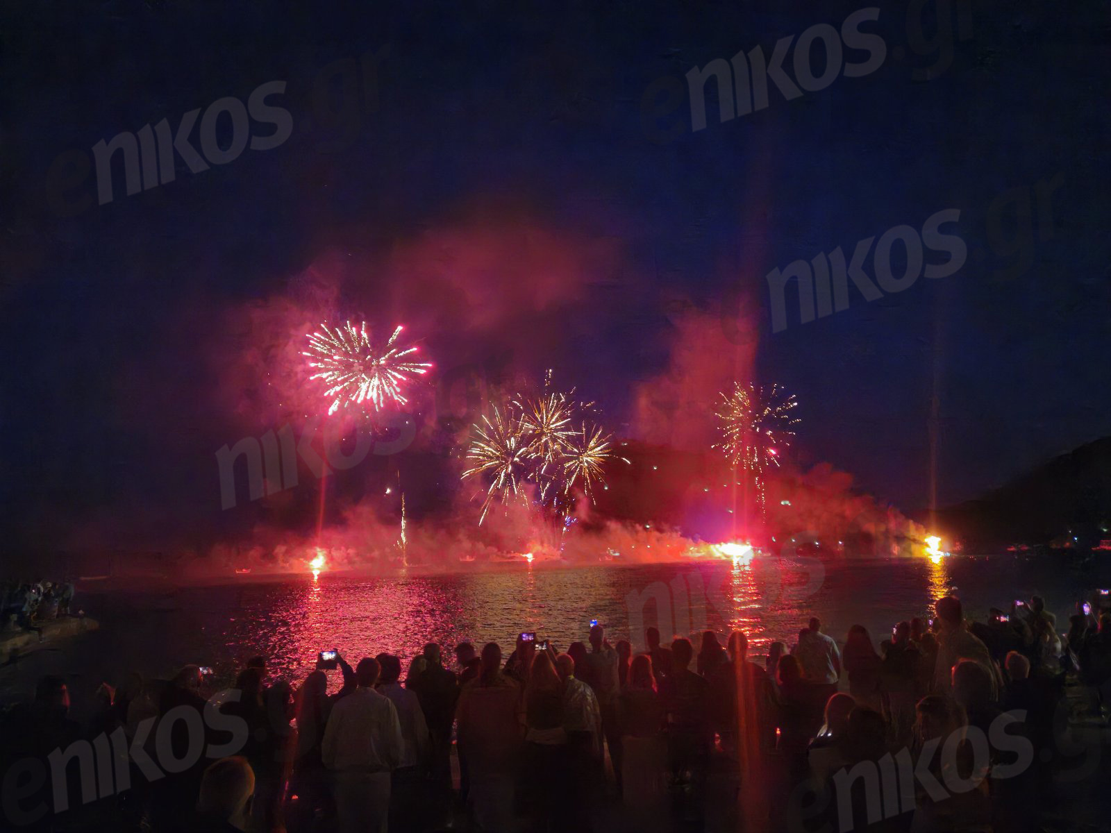 Τολό Αργολίδας: Μαγευτικές εικόνες από το κάψιμο του Ιούδα στη θάλασσα – ΦΩΤΟ αναγνώστη