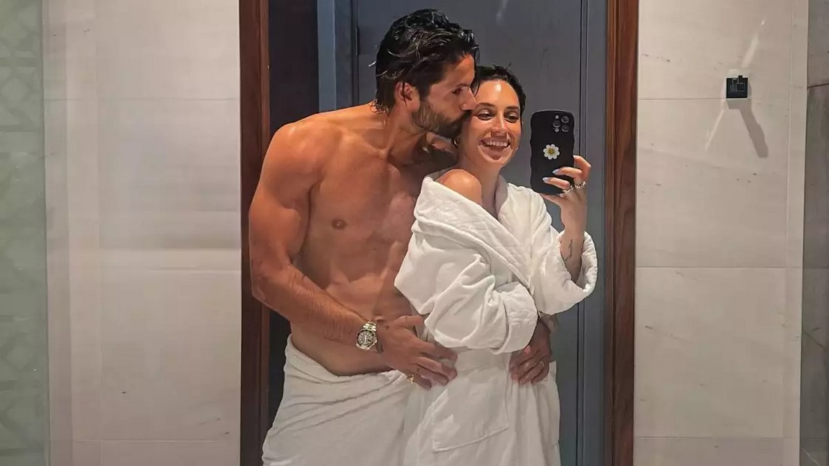 Γιώργος Καράβας: Ποζάρει μόνο… με την πετσέτα δίπλα στην σύζυγό του και ανεβάζει την θερμοκρασία – ΦΩΤΟ