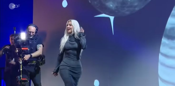 Η Κιμ Καρντάσιαν την ώρα που ανέβαινε στην σκηνή του επιχειρηματικού φεστιβάλ στο Αμβούργο.