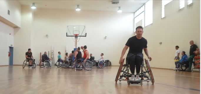 Ο Κασσελάκης παίζει μπάσκετ με αμαξίδιο στην Κομοτηνή