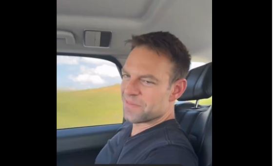 Κασσελάκης: «Τα social μου αντανακλούν την πραγματικότητα – Δεν είναι όλο αγκαλιές στις περιοδείες μου»