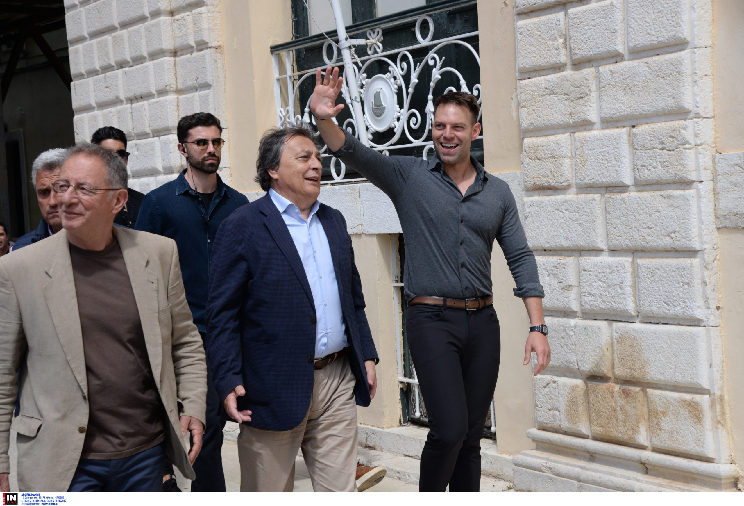 Στην Κέρκυρα για το Πάσχα ο Στέφανος Κασσελάκης – Η βόλτα στα καντούνια και οι selfies