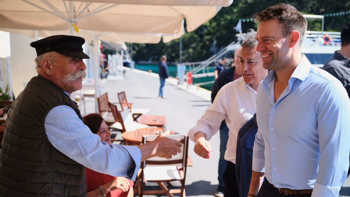 Κασσελάκης: Με λουλούδια στο άγαλμα του Κώστα Γεωργάκη ολοκλήρωσε την επίσκεψη του στην Κέρκυρα