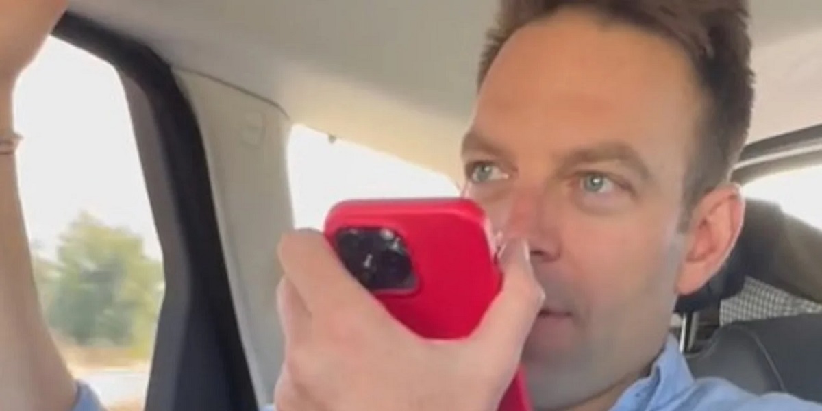 Νέο βίντεο Κασσελάκη στο TikTok για τη γιορτή της μητέρας: Πήρε τη μητέρα του για να της ευχηθεί και εκείνη δεν τον αναγνώρισε