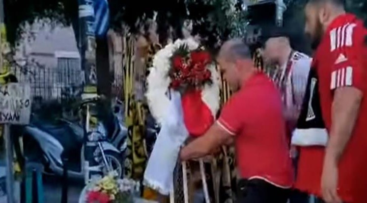 Μιχάλης Κατσουρής: Οπαδοί του Ολυμπιακού άφησαν κασκόλ και στεφάνι στο σημείο της δολοφονίας του