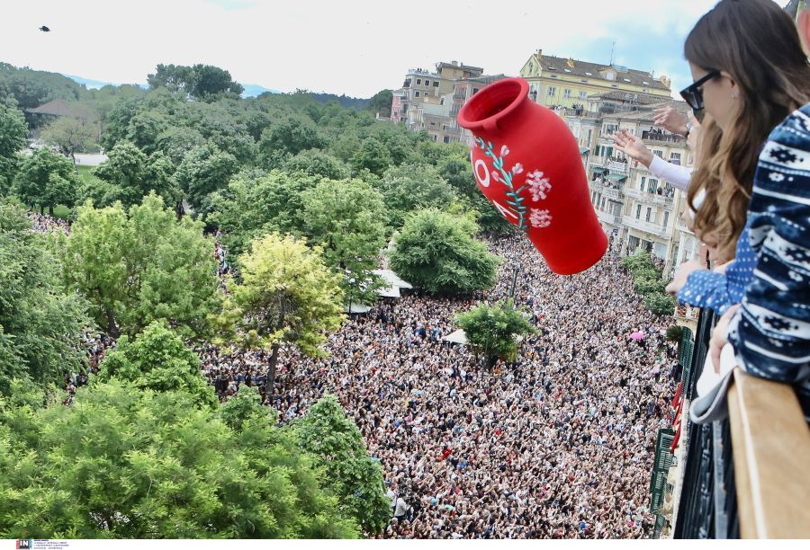 Κέρκυρα: Έσπασαν και φέτος εκατοντάδες μπότηδες – Δείτε φωτογραφίες και βίντεο από το εντυπωσιακό έθιμο