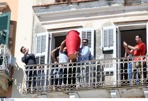 Πάσχα: «Βούλιαξε» η Κέρκυρα στην πρώτη Ανάσταση – Δείτε LIVE το σπάσιμο των μπότηδων