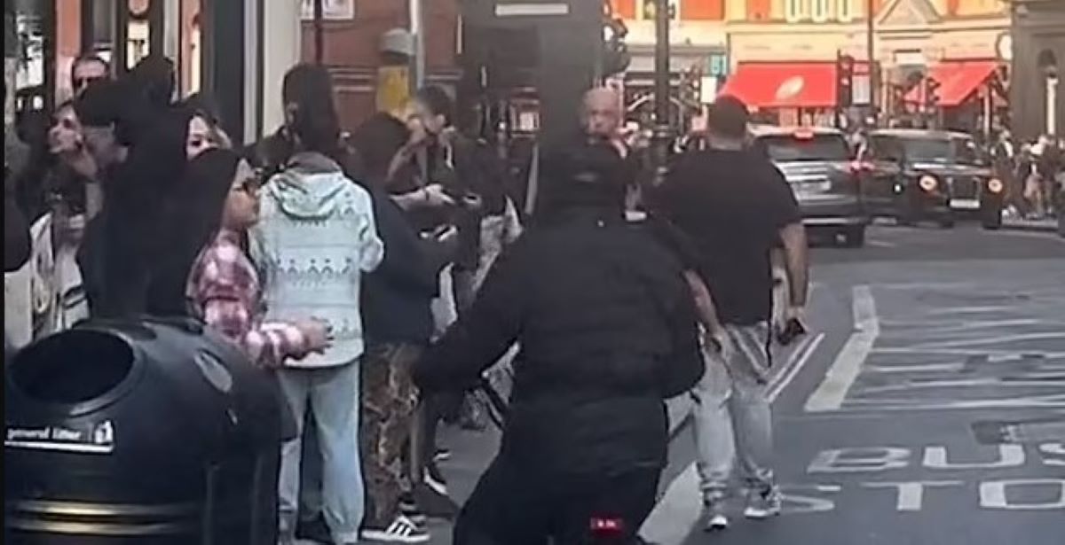 Βρετανία: Η στιγμή που κλέφτης – ποδηλάτης αρπάζει τηλέφωνο από γυναίκα – ΒΙΝΤΕΟ