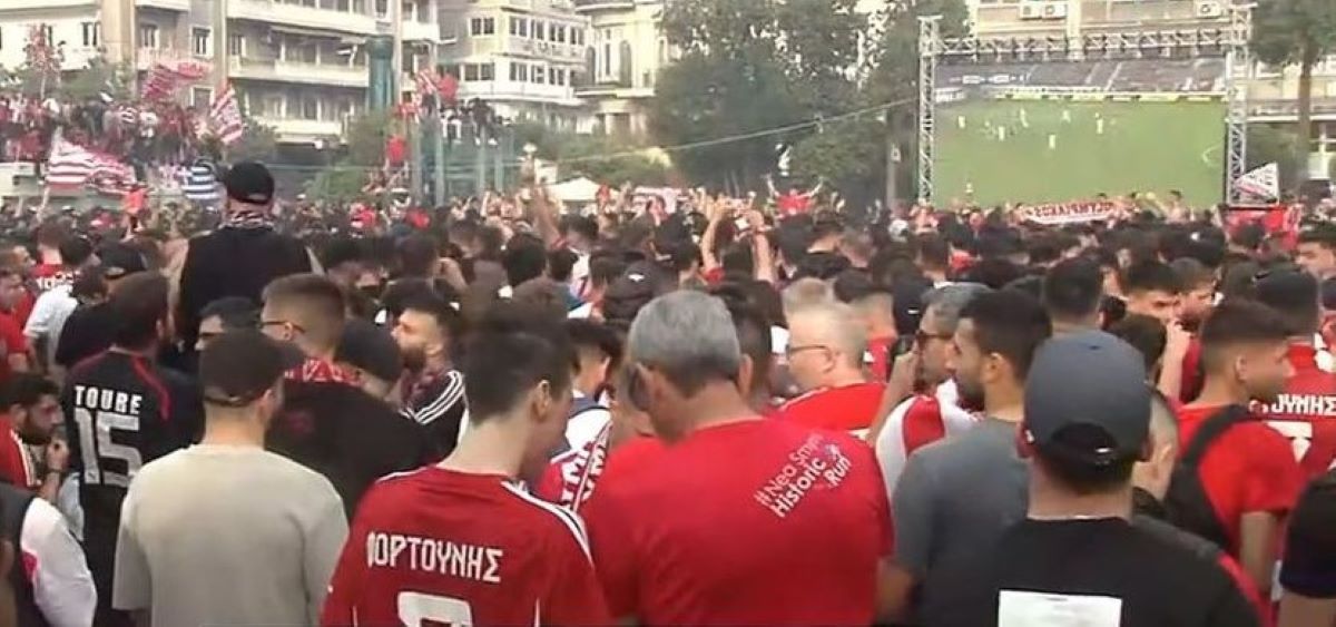Conference League: Το αδιαχώρητο στην πλατεία Κοραή από φιλάθλους του Ολυμπιακού