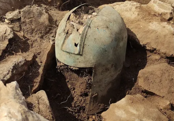 Το μυστήριο με κράνος 2.500 ετών που ανακάλυψαν οι αρχαιολόγοι σε τύμβο