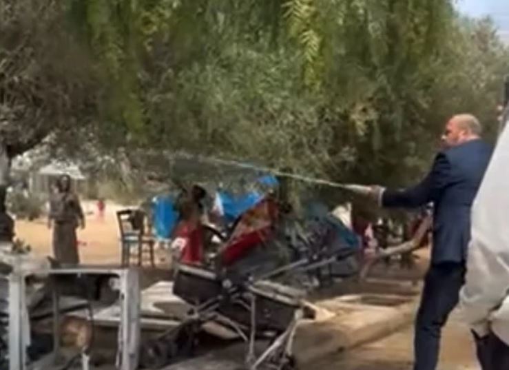 Βίντεο: Ο δήμαρχος Περάματος καταβρέχει με μάνικα αντικείμενα Ρομά οικογένειας – «Ή θα ξεβρωμίσουμε ή θα χολεριάσουμε»