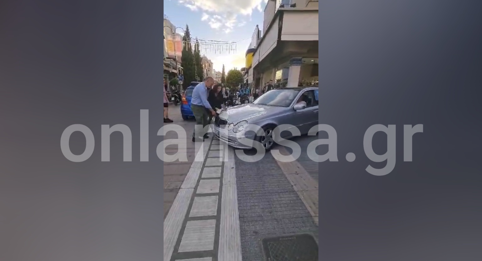 Λάρισα: Επιχείρησε να πατήσει δημοτικούς αστυνομικούς που πήγαν να του βεβαιώσουν κλήση