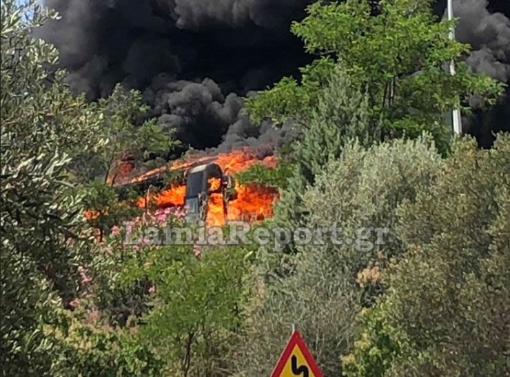 Λαμία: Φωτιά σε τουριστικό λεωφορείο – Σώοι οι επιβάτες, εκρήξεις στην Εθνική – ΦΩΤΟ και ΒΙΝΤΕΟ