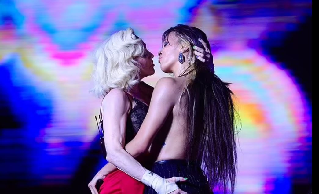 Μαντόνα: Πρωτοσέλιδο το παθιασμένο φιλί της με top-less χορεύτρια στην Βραζιλία