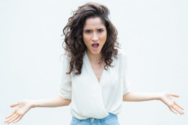 Κληρονόμησε το σπίτι του πατέρα της. Θέλει να φύγει η χήρα του, η οποία δεν έχει σκοπό να πάει πουθενά