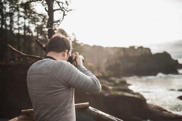 Η κόρη του πήρε το μέρος της γυναίκας του όταν εκείνη τον απάτησε. Πλέον ο πατέρας δεν κάνει την παραμικρή προσπάθεια μέχρι η κόρη να ενηλικιωθεί