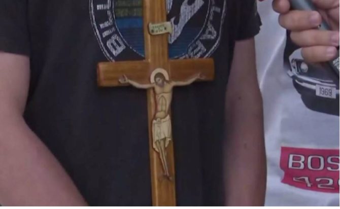 Πανελλήνιες 2024: Πήγε στις εξετάσεις με μεγάλο σταυρό