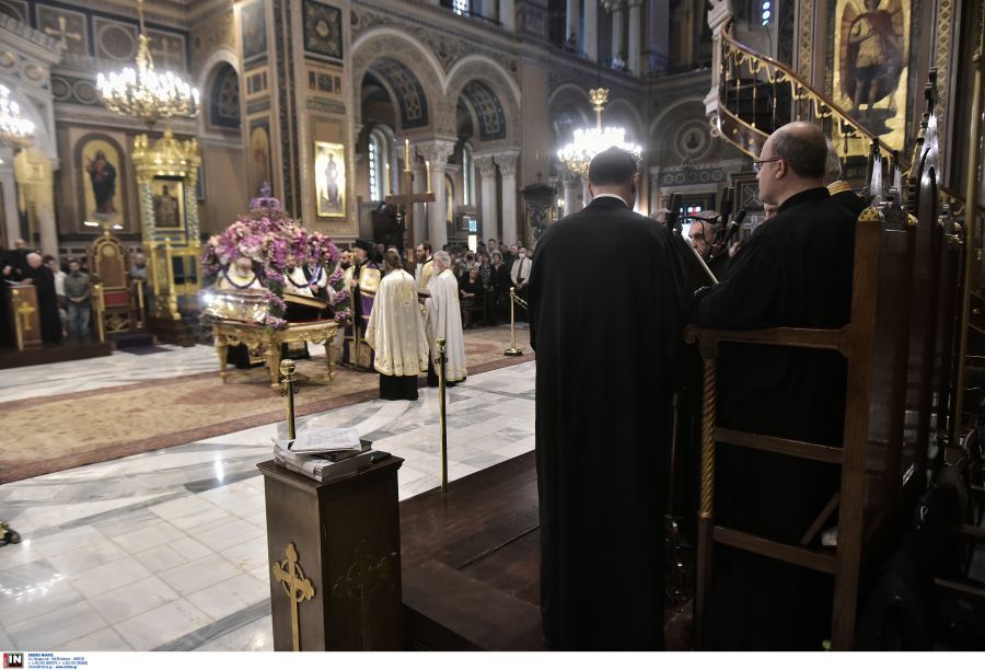 Μεγάλη Παρασκευή: Με την Αποκαθήλωση και τον Επιτάφιο κορυφώνεται το Θείο Δράμα