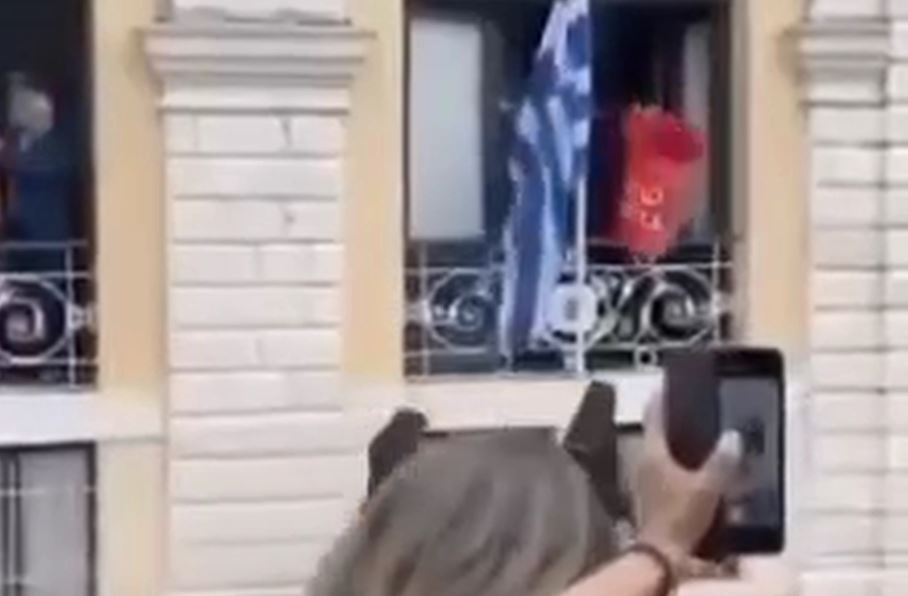 Ατύχημα στην Κέρκυρα: Περπατούσε και της ήρθε… μπότης στο κεφάλι – ΒΙΝΤΕΟ