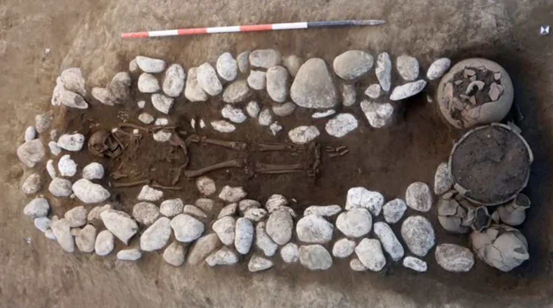 Τα έργα για εργοστάσιο αποκάλυψαν αρχαία νεκρόπολη – Πριγκιπικοί τύμβοι και τάφοι με όπλα, περιδέραια, βραχιόλια