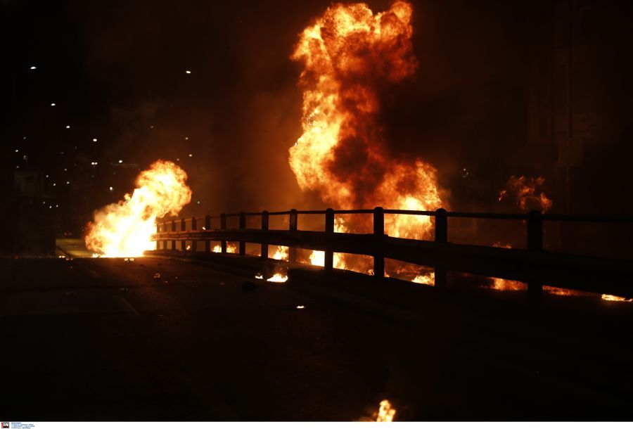 Νέος Κόσμος: Συνελήφθη 27χρονος για ρίψη μολότοφ μετά την Ανάσταση