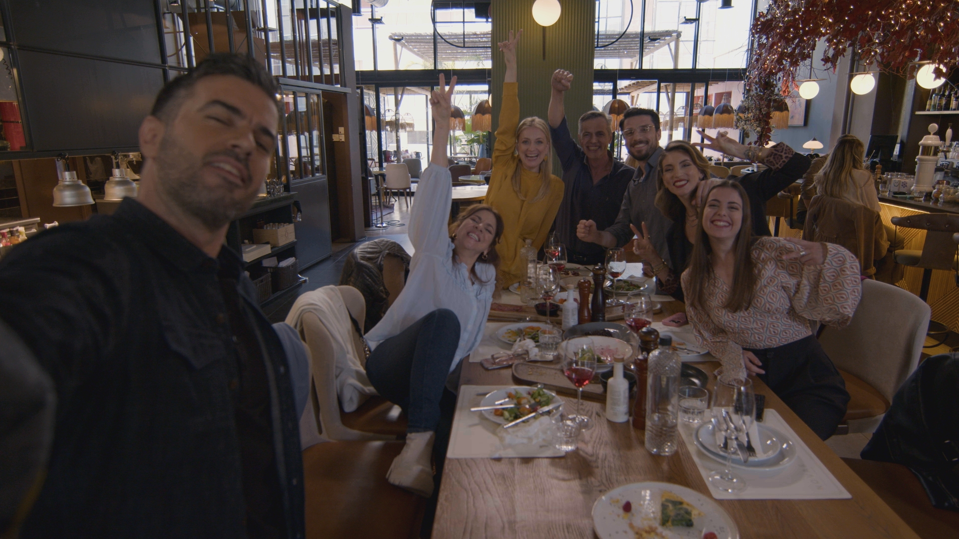 Ο πρώτος από εμάς: Η παρέα βλέπει την ταινία του Άλκη και συγκινείται