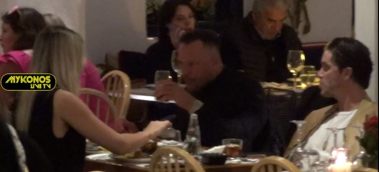 Νίκος Οικονομόπουλος: Στη Μύκονο με την παρέα του ο τραγουδιστής