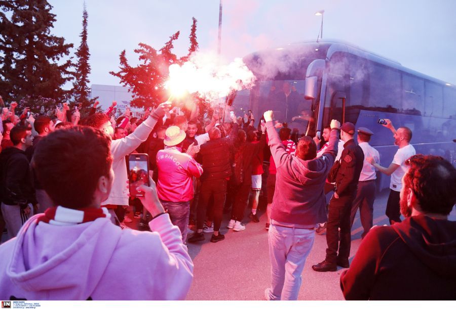 Ολυμπιακός: Αποθεωτική υποδοχή των θριαμβευτών της Βαρκελώνης – «Φέρτε μας το ευρωπαϊκό» – ΦΩΤΟ και ΒΙΝΤΕΟ