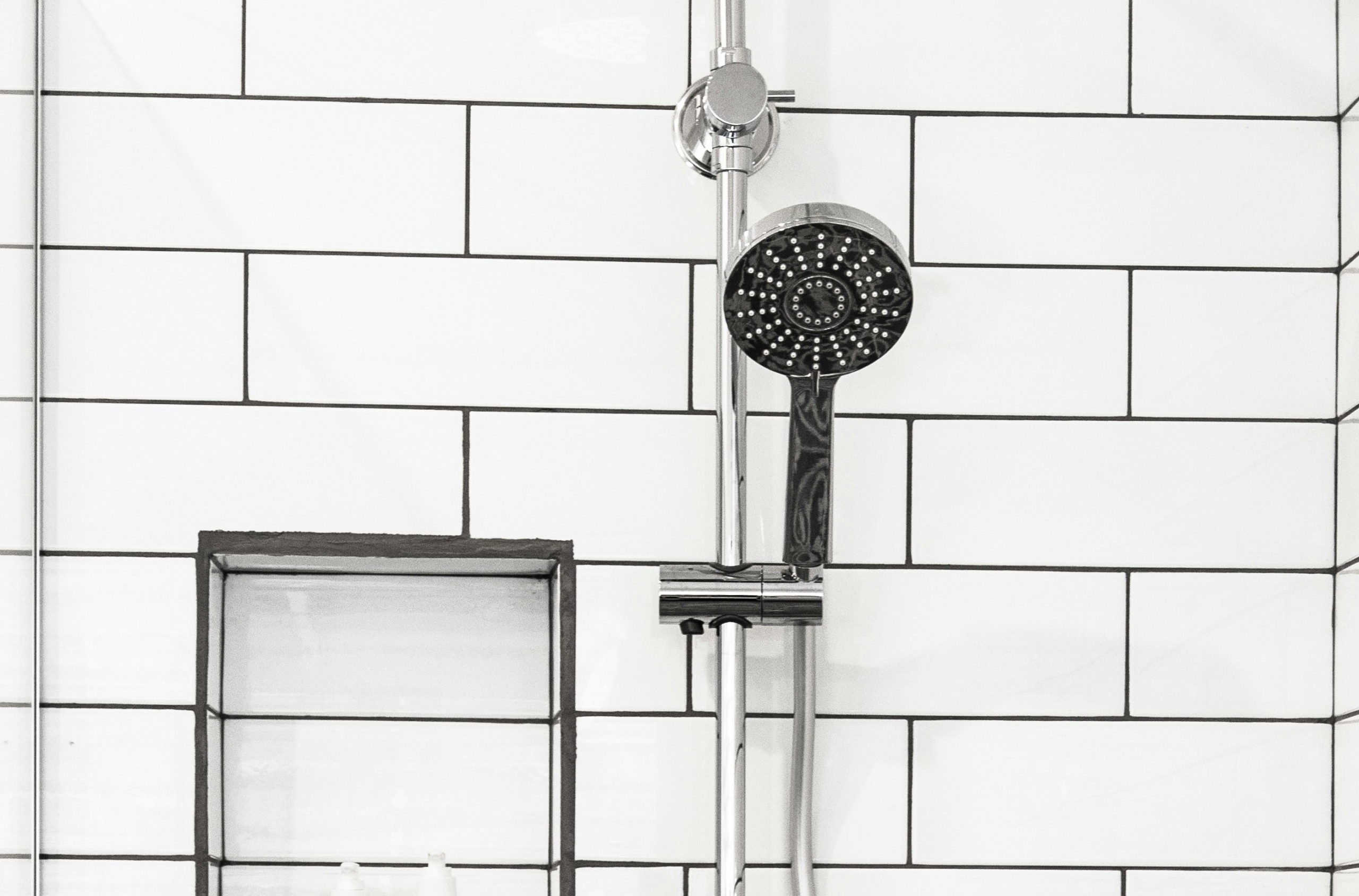 Πώς να καθαρίσετε την κεφαλή του ντους από τα άλατα με ένα απλό υλικό που υπάρχει στο σπίτι σας