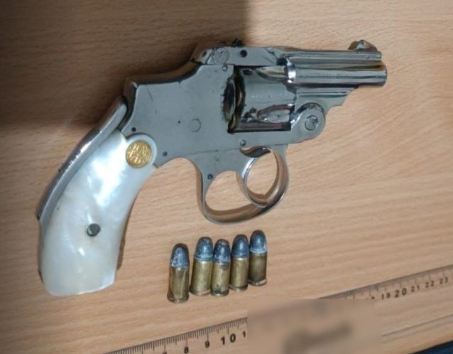 Κολωνός: Συνελήφθη ανήλικος με περίστροφο κρυμμένο στο παντελόνι του