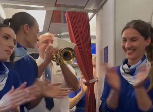 Ολυμπιακός: Το αεροπλάνο μετατράπηκε σε εξέδρα – Πιλότος έπαιξε στην τρομπέτα τον ύμνο της ομάδας και ξεσήκωσε την ερυθρόλευκη αποστολή – ΒΙΝΤΕΟ 