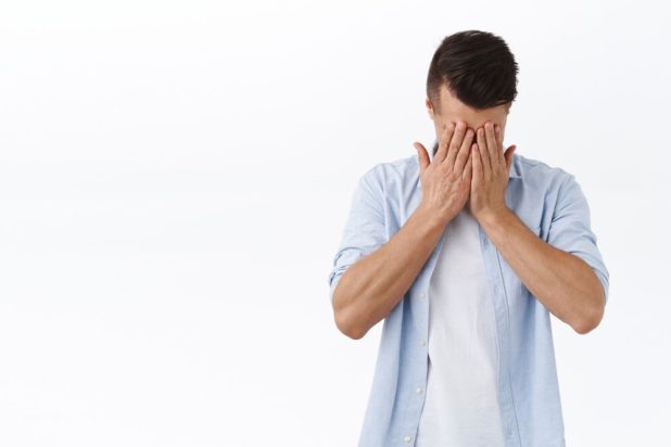 Οι άνθρωποι που μετανιώνουν κρυφά για τις επιλογές της ζωής τους, εμφανίζουν αυτές τις 10 συμπεριφορές