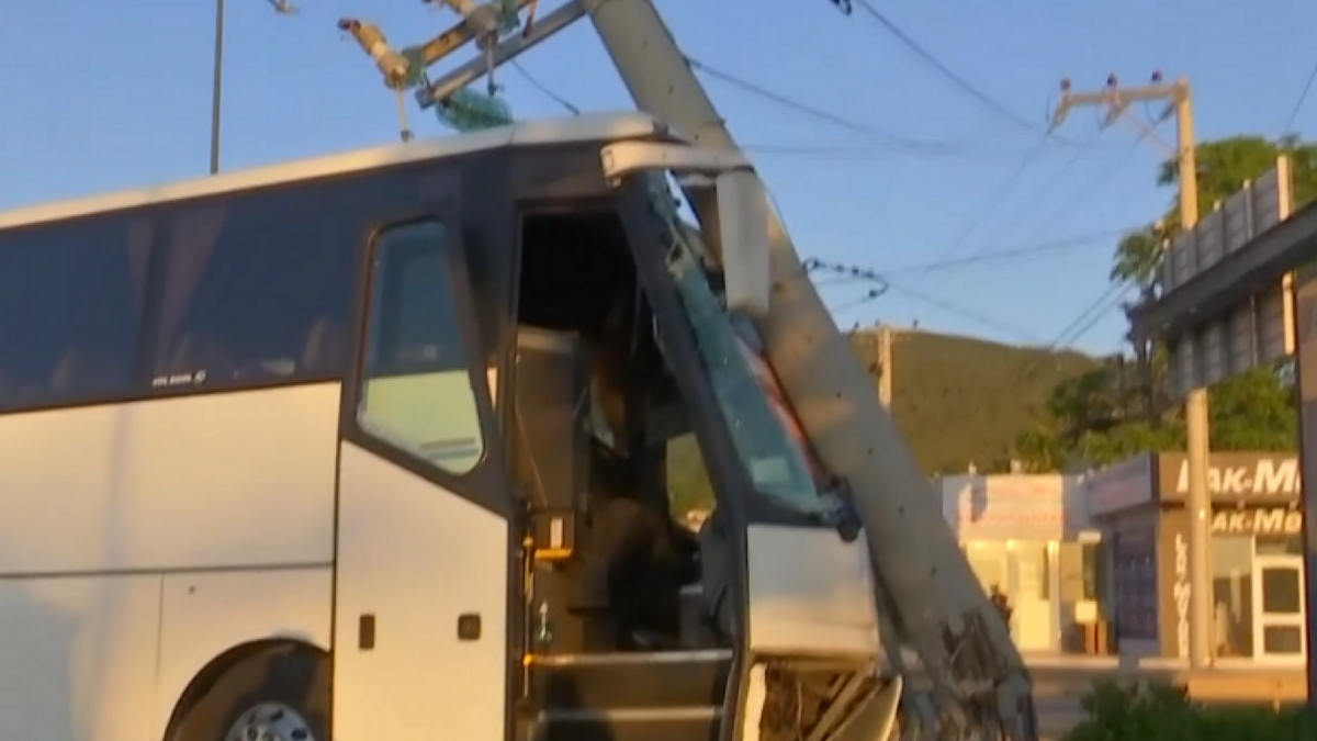 Τροχαίο στην Λεωφόρο Λαυρίου: Πούλμαν έπεσε πάνω σε κολώνα – Ένας τραυματίας