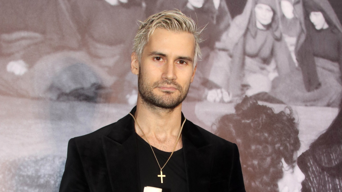 Αναστάσης Ροϊλός: Κέρδισε το βραβείο «Χορν» – Η εκκεντρική εμφάνιση με πλατινέ μαλλί