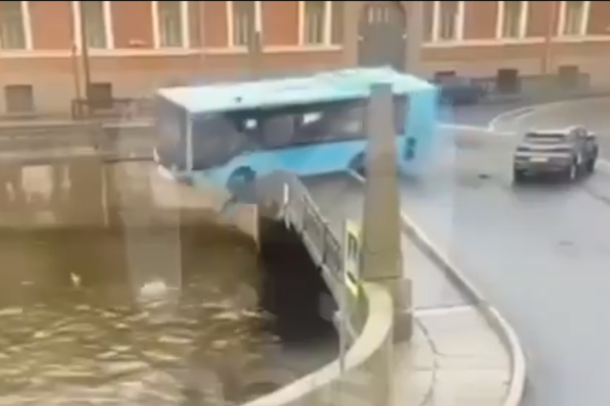 Ρωσία: Λεωφορείο με 20 επιβάτες έπεσε σε ποταμό – Βίντεο από την τρελή πορεία του οχήματος