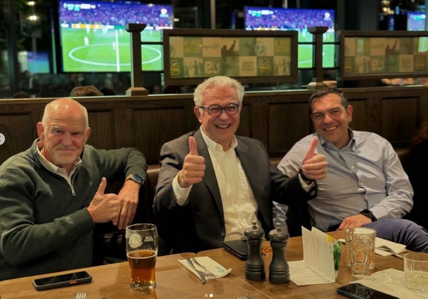 Ο Ρουσόπουλος είδε τον τελικό του Ολυμπιακού μαζί με τον Τσίπρα και τον Παπανδρέου – «Πανηγυρίζω ανάμεσα σε δύο Παναθηναϊκούς»